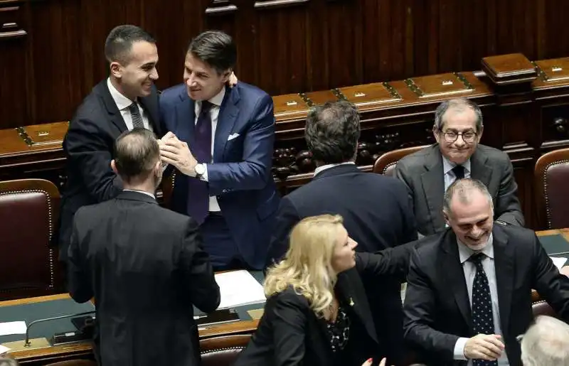 conte abbraccia di maio dopo l'approvazione della manovra alla camera