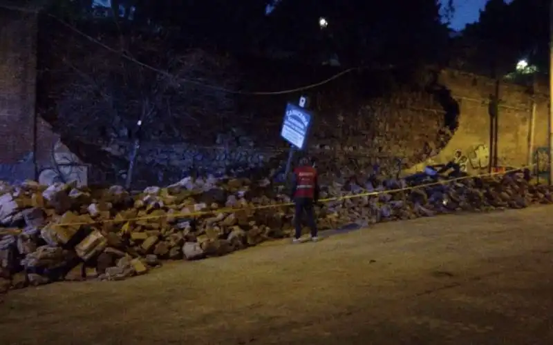 CROLLO DEL MURO DI VILLA MERCEDE A SAN LORENZO