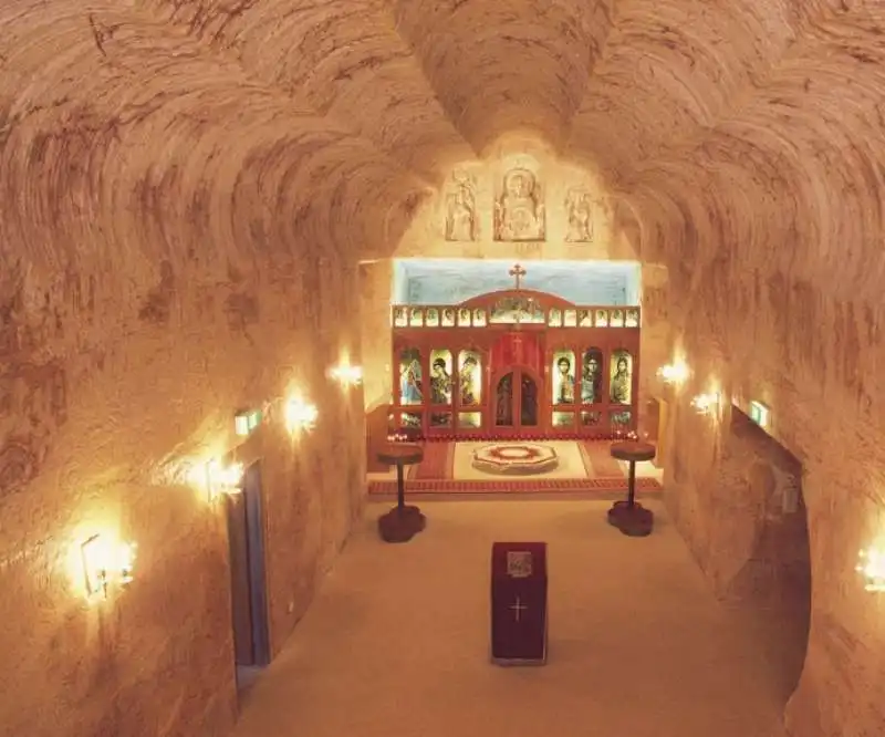 desert cave hotel, australia