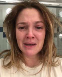 DREW BARRYMORE IN LACRIME SU INSTAGRAM