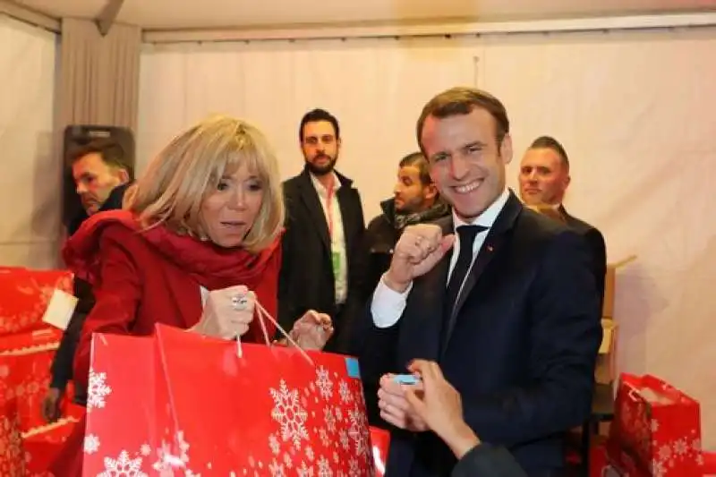 EMMANUEL E BRIGITTE MACRON A SAINT TROPEZ