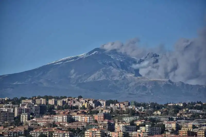 eruzione e sciame sismico sull'etna 2