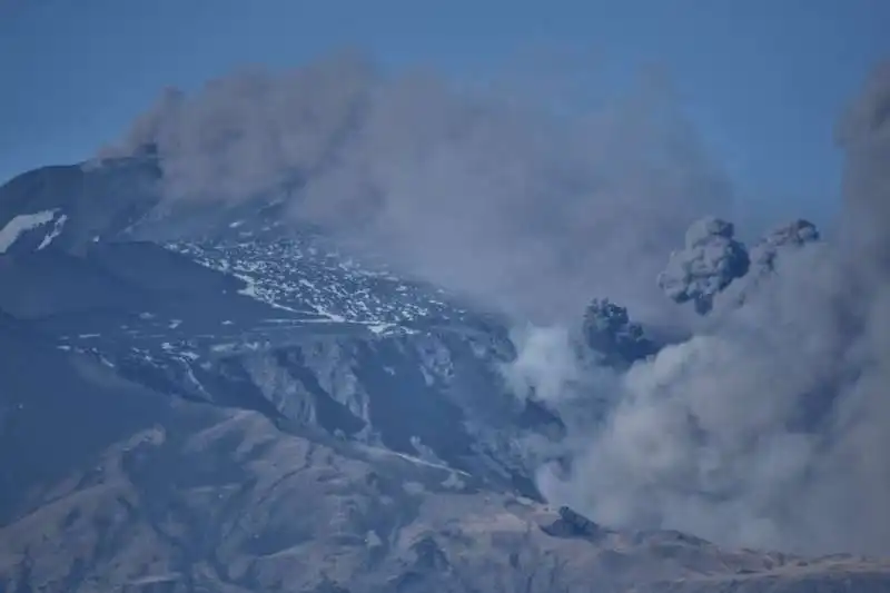 eruzione e sciame sismico sull'etna 4