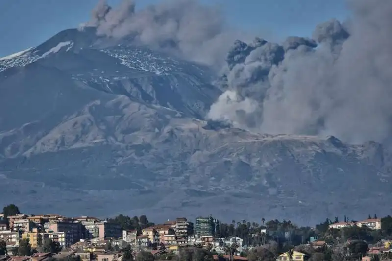 eruzione e sciame sismico sull'etna 5