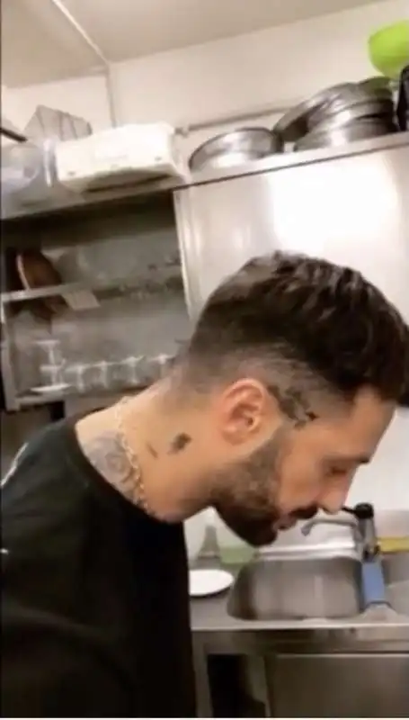 fabrizio corona perde un dente al ristorante e lo ritrova nella spazzatura 4