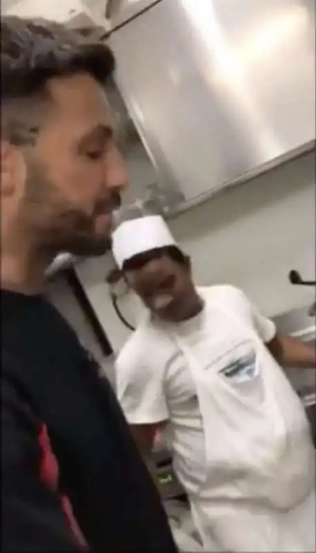 fabrizio corona perde un dente al ristorante e lo ritrova nella spazzatura 5