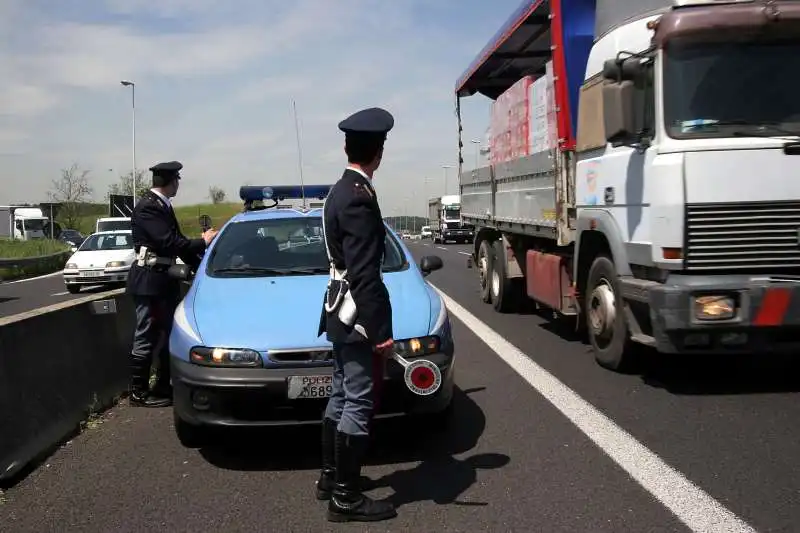 fermato in autostrada a4 con tre bombe 2