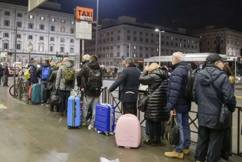 fila per i taxi a roma termini 1