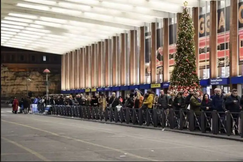 fila per i taxi a roma termini 12