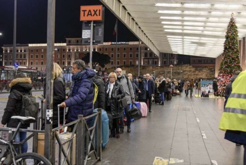 fila per i taxi a roma termini 3