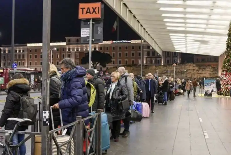 fila per i taxi a roma termini 4