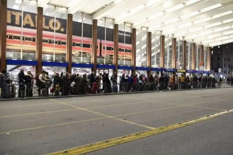 fila per i taxi a roma termini 7