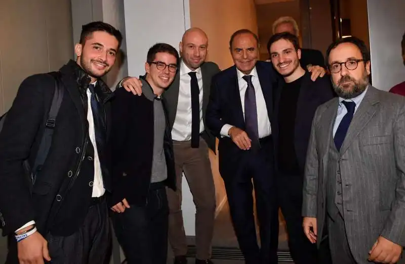 foto di gruppo con bruno vespa