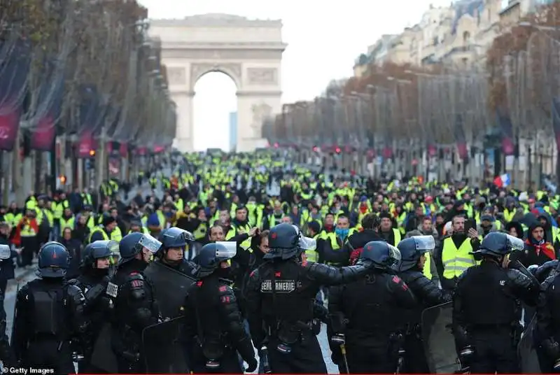 gilet  gialli champs elysees