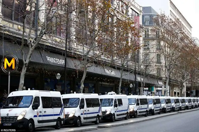 gilet gialli champs elysees bloccati