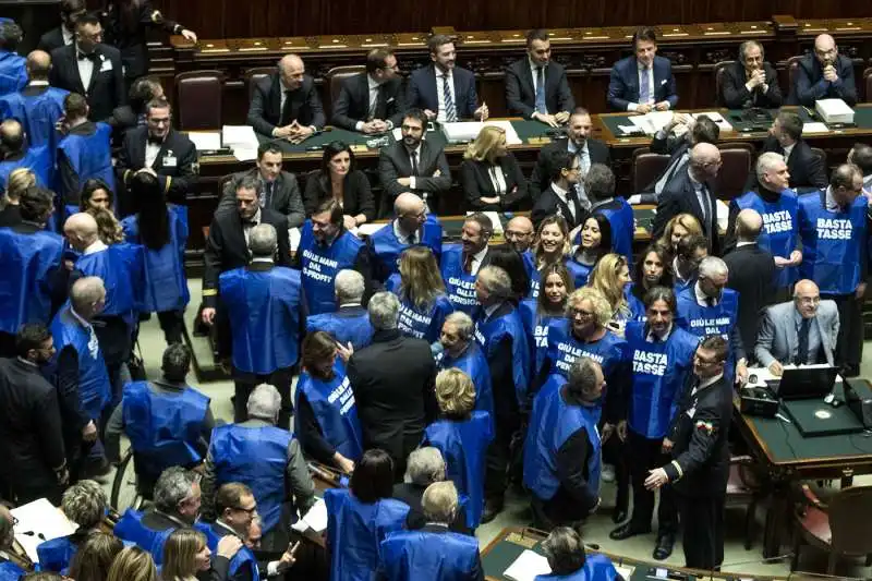 i deputati di forza italia indossano i gilet azzurri contro la manovra del governo gialloverde 5