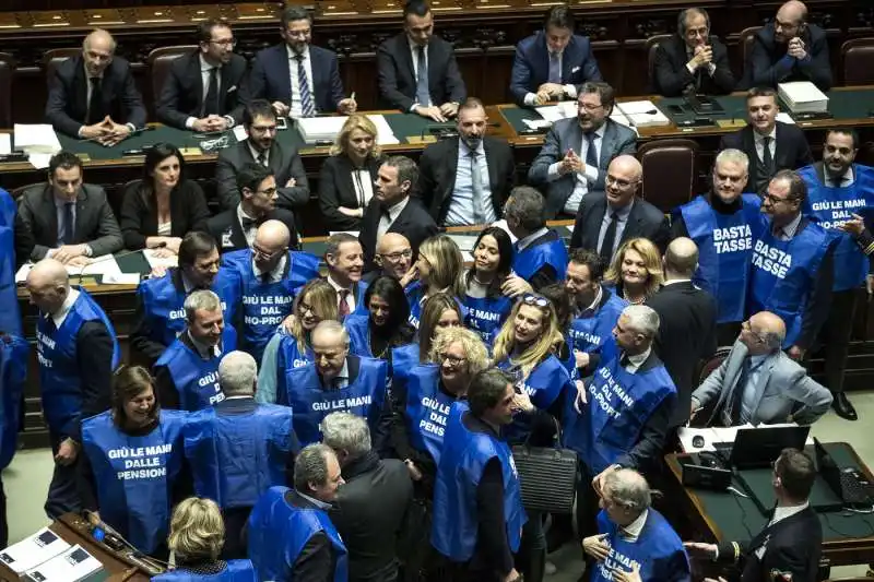 i deputati di forza italia indossano i gilet azzurri contro la manovra del governo gialloverde 3