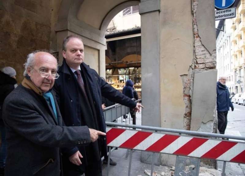 Il direttore delle Gallerie degli Uffizi Eike Schmidt e Antonio Godoli mostrano i danni al Corridoio Vasariano