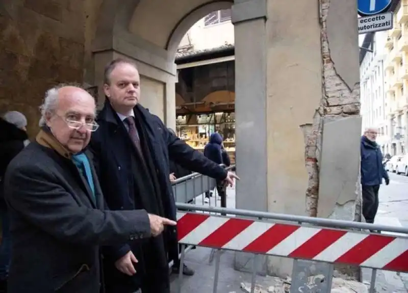 Il direttore delle Gallerie degli Uffizi Eike Schmidt e Antonio Godoli mostrano i danni al Corridoio Vasariano
