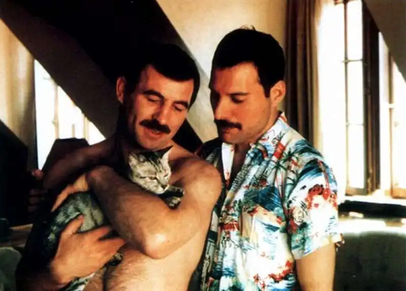 JIM HUTTON E FREDDIE MERCURY