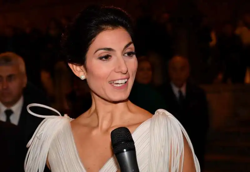 la sindaca virginia raggi intervistata (1)