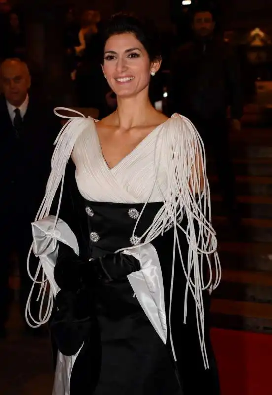 la sindaca virginia raggi sul red carpet del teatro dell opera (2)