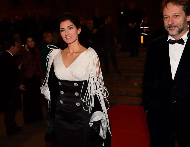 la sindaca virginia raggi sul red carpet del teatro dell opera (5)