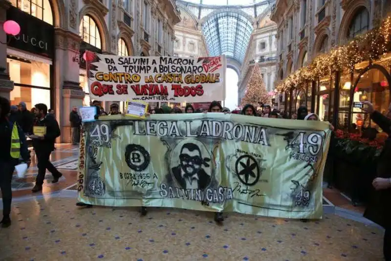 le proteste dei centri sociali per la prima della scala 4