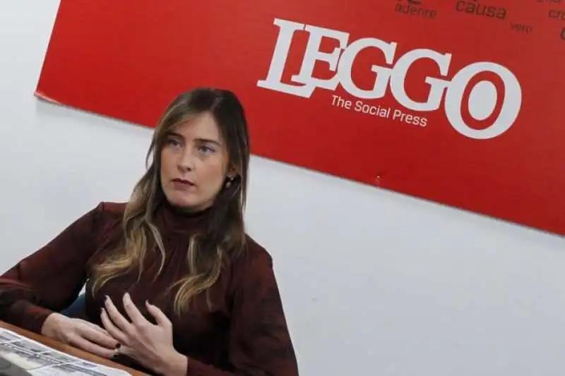 maria elena boschi intervistata nella redazione di 'leggo' 6