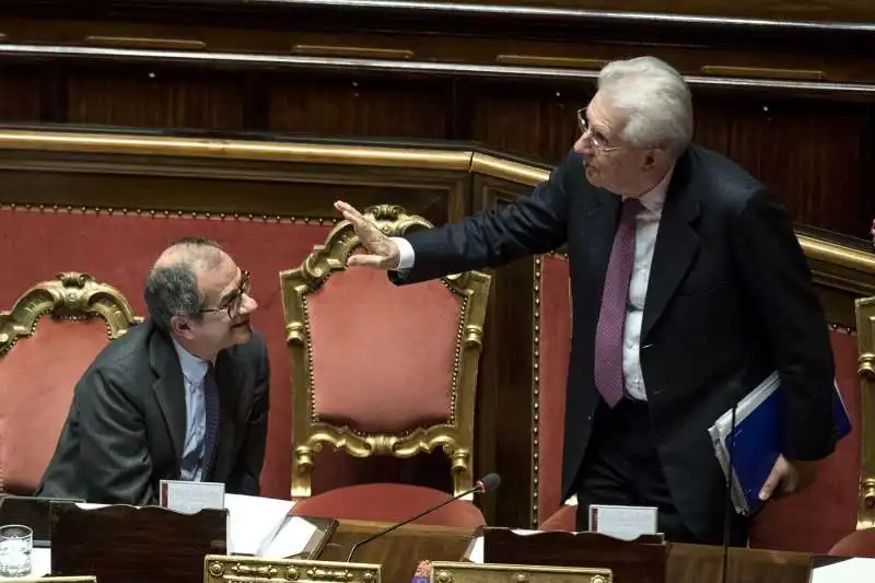 mario monti saluta giovanni tria. 