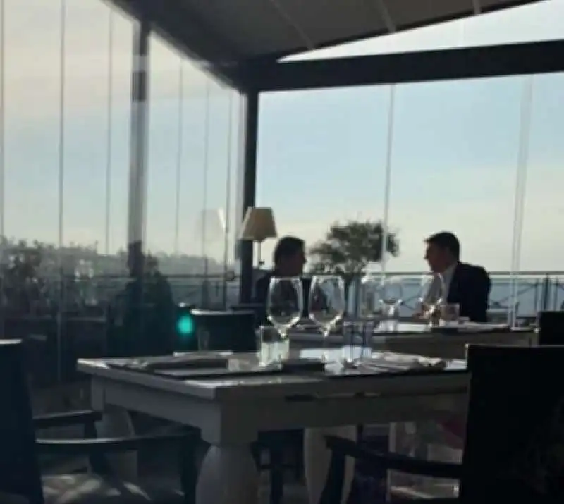 matteo renzi e carlo calenda sul rooftop dell hotel bernini a roma