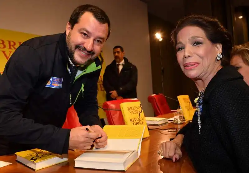 matteo salvini autografa il libro di marisela federici (1)