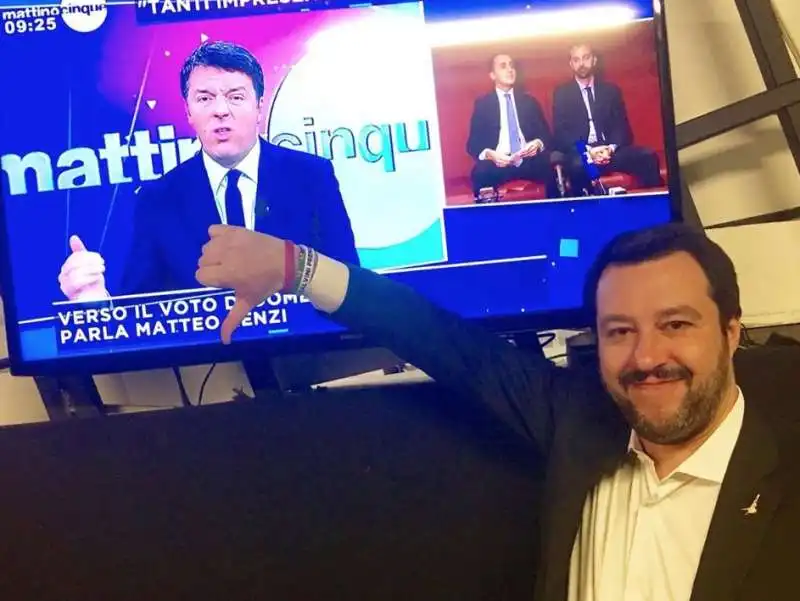 matteo salvini pollice verso a renzi