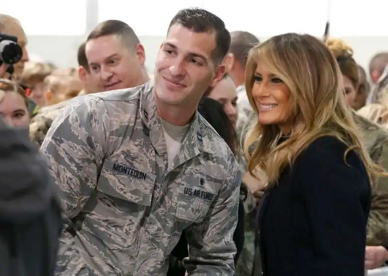 MELANIA TRUMP CON I MILITARI