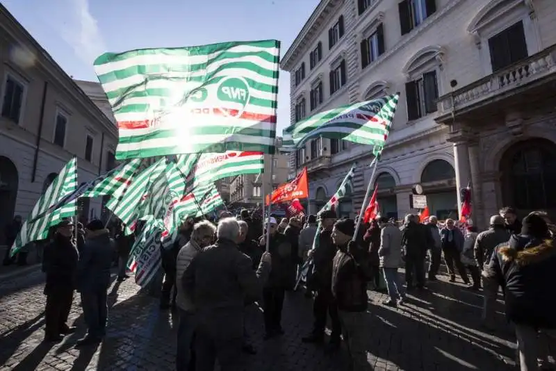 pensionati in piazza contro la manovra 13