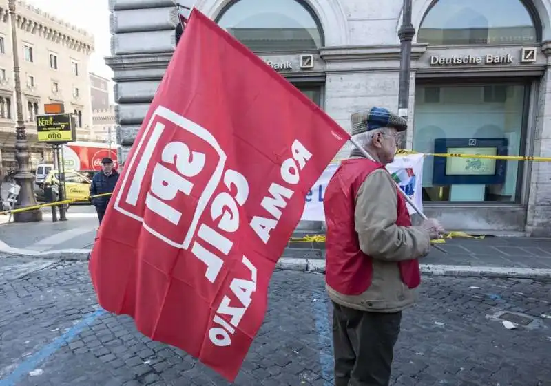 pensionati in piazza contro la manovra 15