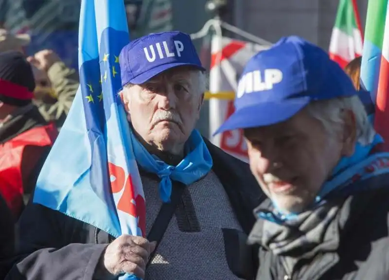 pensionati in piazza contro la manovra 24