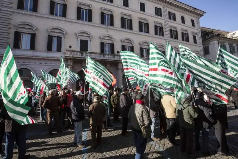 pensionati in piazza contro la manovra 25