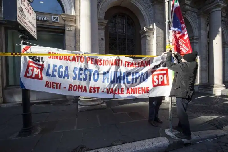 pensionati in piazza contro la manovra 3