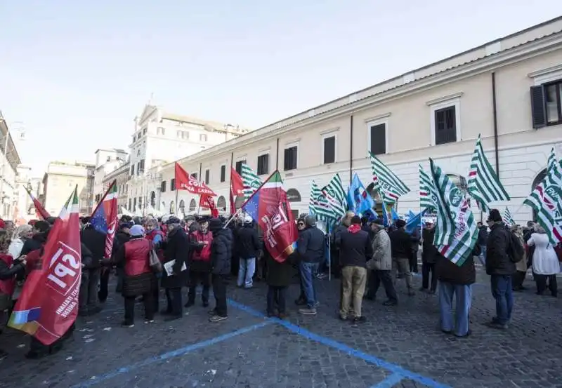 pensionati in piazza contro la manovra 4