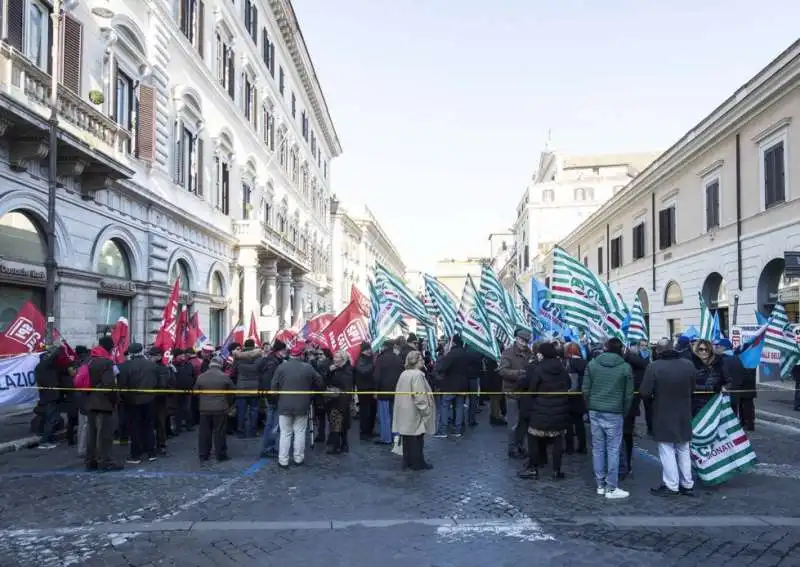 pensionati in piazza contro la manovra 7