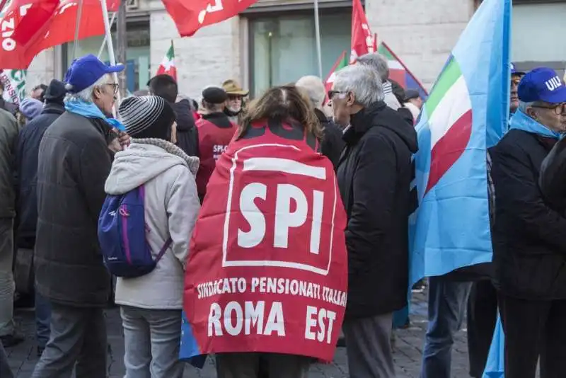 pensionati in piazza contro la manovra 9