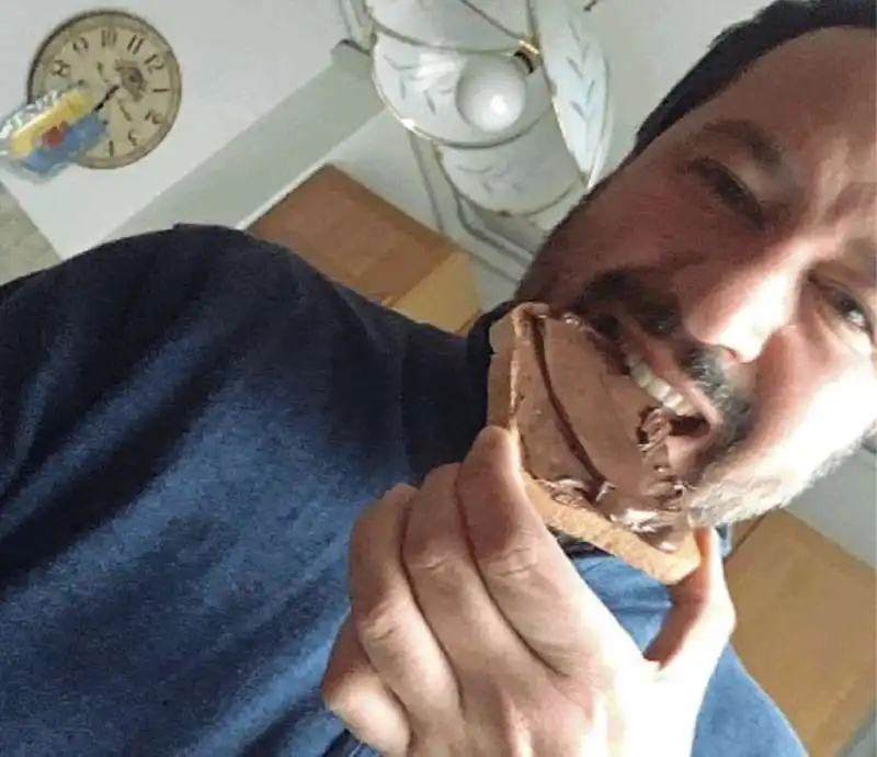 SALVINI MANGIA LA NUTELLA