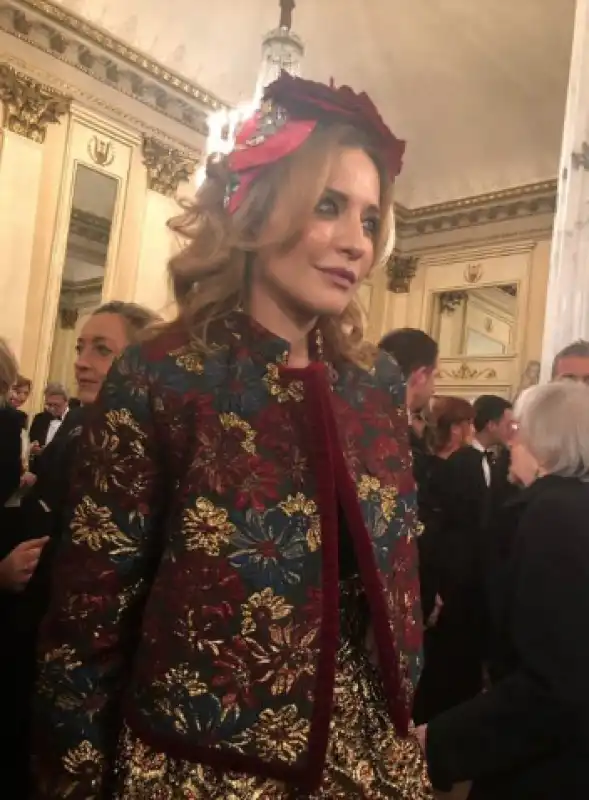 signora russa vestita in dolce e gabbana