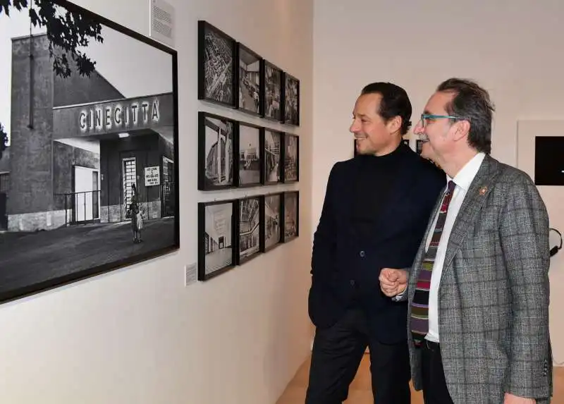 stefano accorsi con gianluca farinelli visita la mostra su marcello mastroianni