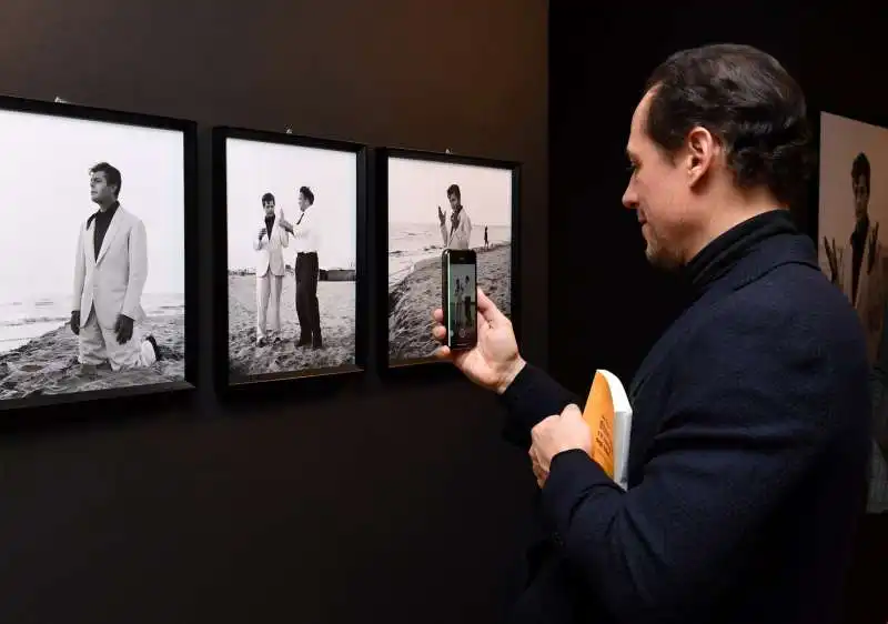 stefano accorsi visita la mostra su marcello mastroianni (5)