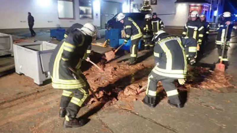 un fiume di cioccolato sulla strada 2