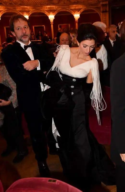 virginia raggi e luca bergamo alla prima del rigoletto (2)