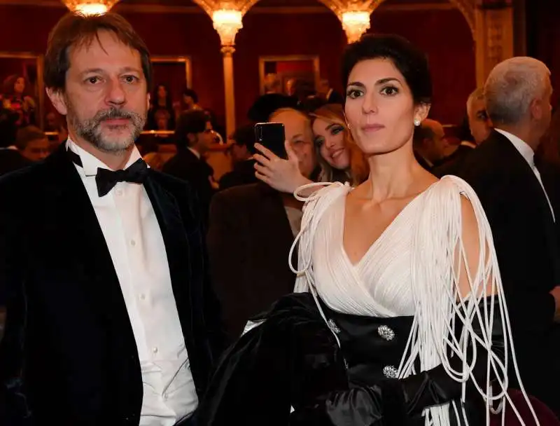 virginia raggi e luca bergamo alla prima del rigoletto (3)