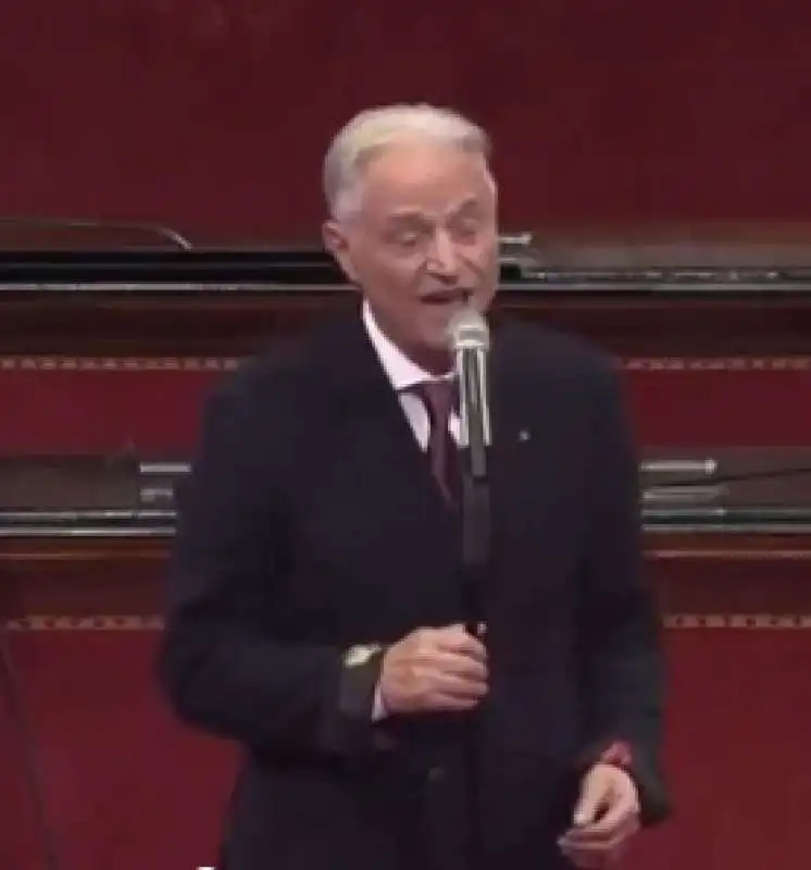 AMEDEO MINGHI CANTA VATTENE AMORE IN SENATO